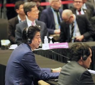 ＲＣＥＰ首脳会合に臨む安倍首相＝１４日、シンガポール（代表撮影・共同）