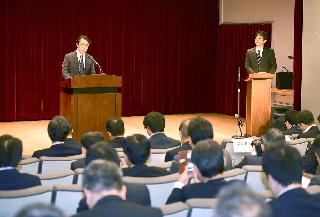 元徴用工訴訟について、日本企業の担当者らに説明する在韓国日本大使館の丸山浩平総務公使(左)=15日、ソウル(共同) 元徴用工訴訟について、日本企業の担当者らに説明する在韓国日本大使館の丸山浩平総務公使(左)=15日、ソウル(共同)