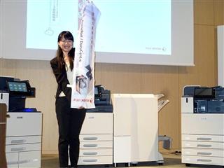 富士ゼロックスの新型複合機の発表会。クラウド連携を強化したほか、こうした大判印刷も可能だ(2018年11月15日、東京都港区の赤坂インターシティ) 富士ゼロックスの新型複合機の発表会。クラウド連携を強化したほか、こうした大判印刷も可能だ(2018年11月15日、東京都港区の赤坂インターシティ)