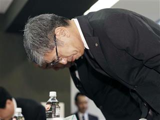 国交省に調査報告書を提出後、記者会見で謝罪する日航の赤坂祐二社長＝１６日午後、東京都港区