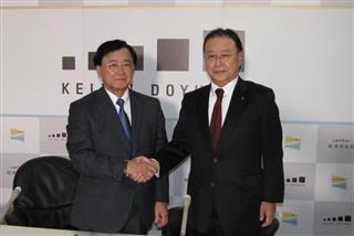 経済同友会の次期代表幹事に内定し、小林喜光代表幹事(左)と握手するSOMPOホールディングスの桜田謙悟社長 経済同友会の次期代表幹事に内定し、小林喜光代表幹事(左)と握手するSOMPOホールディングスの桜田謙悟社長