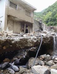 西日本豪雨で土石流により壊滅状態となった愛媛県宇和島市の吉田浄水場＝７月（南予水道企業団提供）
