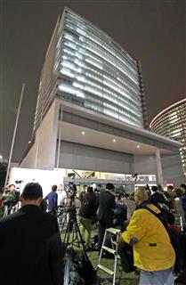 日産自動車の本社前に集まった報道陣ら=19日午後、横浜市西区 日産自動車の本社前に集まった報道陣ら=19日午後、横浜市西区