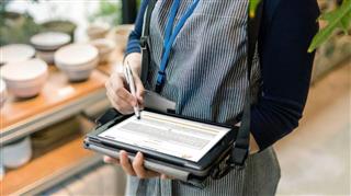 タブレットを使った入社手続きのデータ入力。各店舗からオンラインで本部に送信する