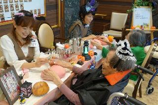 お年寄りの爪をおしゃれに塗る福祉ネイリストの守谷真里さん（左）と廣田章子さん。気分が明るくなり、認知症のお年寄りへの良い影響が期待されている＝東京都大田区の「ＳＯＭＰＯケア　ラヴィーレ多摩川」（道丸摩耶撮影）