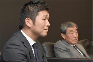 インタビューに答えるRIZAPグループの瀬戸健社長(左)と松本晃代表取締役=19日午後、東京都新宿区 インタビューに答えるRIZAPグループの瀬戸健社長(左)と松本晃代表取締役=19日午後、東京都新宿区
