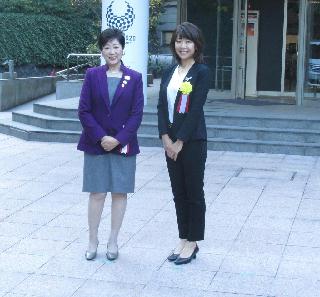 カフェ前で記念撮影に応じる高橋尚子さん（右）後と小池百合子知事＝２１日、千代田区の日比谷公園（大泉晋之助撮影）