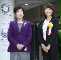 開業セレモニーで記念撮影する小池百合子都知事（左）と高橋尚子さん＝２１日午後、東京・日比谷公園