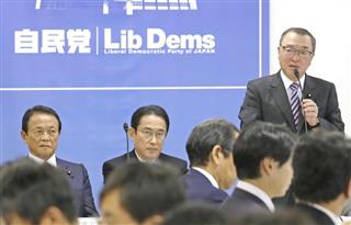 自民党税制調査会総会で挨拶する宮沢洋一会長（右）＝２１日午後、東京都千代田区の自民党本部
