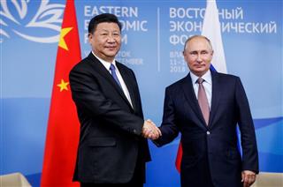 ９月１１日、ロシア極東ウラジオストクでの「東方経済フォーラム」で会談し、握手をするプーチン露大統領と中国の習近平国家主席。最近、共闘が目立つ両国だが、友好関係に疑問を差し挟む分析が露メディアから相次いでいる（ロイター）