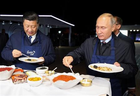 ９月１１日、ロシア極東ウラジオストクでの「東方経済フォーラム」の場で、食事をともにしたプーチン露大統領と中国の習近平国家主席。両首脳は熱心に中露友好をアピールするが、背後ではひずみが生じている可能性も指摘されている（ロイター）