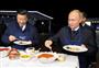 ９月１１日、ロシア極東ウラジオストクでの「東方経済フォーラム」の場で、食事をともにしたプーチン露大統領と中国の習近平国家主席。両首脳は熱心に中露友好をアピールするが、背後ではひずみが生じている可能性も指摘されている（ロイター）