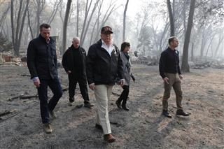 １７日、米カリフォルニア州ビュート郡で、山火事の現場を視察するトランプ大統領（中央）＝ＡＰ