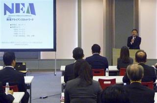 東京都内で開かれた学習塾の新連合「教育アライアンスネットワーク」の設立記念会。右奥はあいさつする下屋俊裕代表理事＝１８日午後