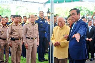 タイ陸軍最大の後ろ盾のプレーム枢密院議長（中）を表敬訪問するプラユット暫定首相（右）（タイ首相府提供）