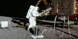 月面に着陸したアポロ１２号の月着陸船＝１９６９年１１月１９日（ＮＡＳＡ提供）