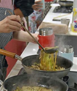 スープジャー（奥）に注がれる「うま煮」＝１０月、東京都渋谷区