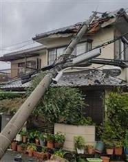 倒れた電柱が激突した男性の自宅（提供写真）