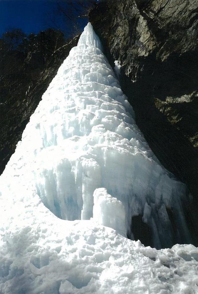 北相木村の名勝「三滝」の一つ、大禅の滝。冬は幻想的な氷瀑に（北相木村提供）