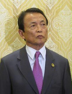 Ｇ２０財務相会議後、取材に応じる麻生財務相＝２９日、ブエノスアイレス（共同）