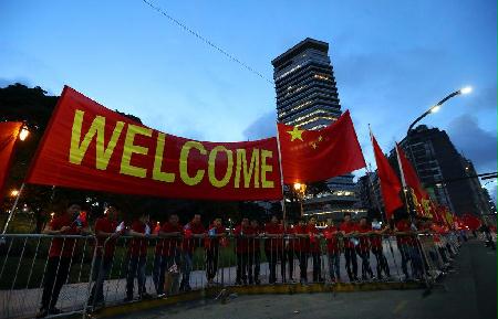 Ｇ２０サミットが開かれるブエノスアイレスで中国の習近平国家主席の到着を待つ関係者ら＝２９日（ロイター）