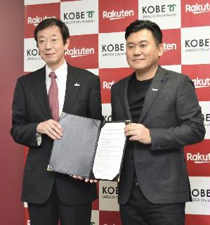 包括連携協定を結んだ久元喜造・神戸市長（左）と楽天の三木谷浩史会長＝１日午前、神戸市兵庫区（岡本祐大撮影）