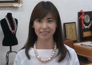 華真珠のネックレスを着用した筆者・鈴木春花