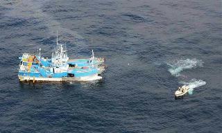 衝突した韓国漁船（左手前）と救助に向かった海上保安庁の巡視船「ぶこう」搭載の救難艇（右）＝１１月１５日、能登半島沖の大和堆周辺（第９管区海上保安本部提供）