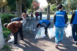 清掃活動のようす。関西遊商のメンバーはじめ、役所の関係者や地域住民など１００人を超える人々が汗を流した