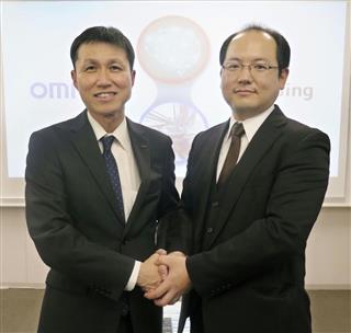 オムロンの福井信二技術開発本部長（左）