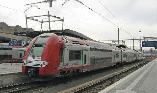 ルクセンブルクの首都の駅に停車中の列車＝２００９年１０月（共同）
