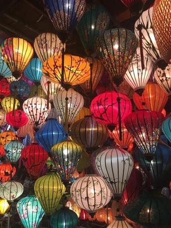 古い町並みで有名なベトナムのホイアン。夜は無数のランタンに灯りがともる（岡本あやのさん提供）