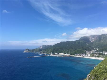 岡本あやのさんがＣＡを続けながら営む東京・神津島のＢ＆Ｂ「みんなの別荘ファミリア」（岡本あやのさん提供）