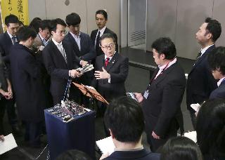 産業革新投資機構の民間出身取締役の総退陣について、記者団に説明する世耕経産相（中央）＝１０日午後、経産省