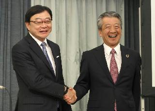 会見後握手する（左から）出光興産の木藤俊一社長、昭和シェル石油の亀岡剛社長＝１０月１６日午後、東京都千代田区（古厩正樹撮影）