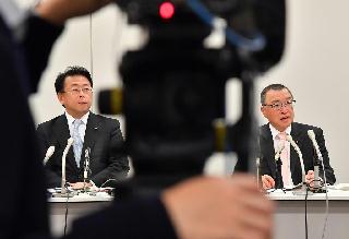 平成３１年度与党税制改正大綱が決定し、会見する自民党の宮沢洋一税調会長（右）と公明党の西田実仁税調会長＝１４日午後、東京・永田町の衆院第２議員会館（三尾郁恵撮影）