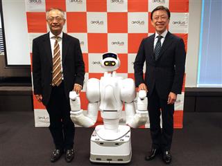 介護士の周辺業務をサポートするAI（人工知能）搭載の「アイオロス・ロボット」。米Aeolus Roboticsのアレキサンダー・フアンCEO（左）、高齢者住宅経営連絡協議会の森川悦明会長（右）