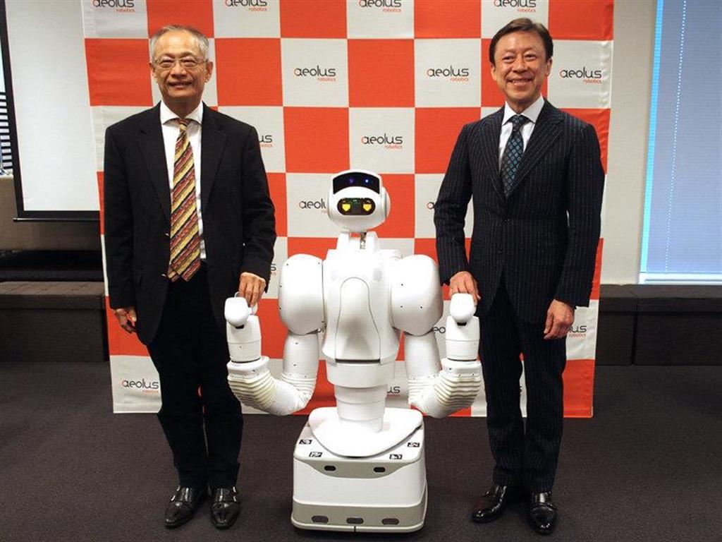 介護士の周辺業務をサポートするAI（人工知能）搭載の「アイオロス・ロボット」。米Aeolus Roboticsのアレキサンダー・フアンCEO（左）、高齢者住宅経営連絡協議会の森川悦明会長（右）