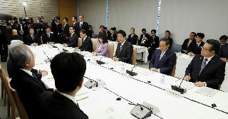 首相官邸で開かれた国家戦略特区諮問会議＝１７日午前