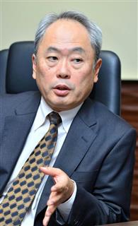 インタビューに答える経営共創基盤の冨山和彦ＣＥＯ