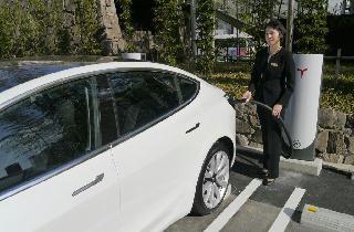 小型の高速充電器が設置されたテスラ車専用の充電スポット＝１８日、京都市下京区（田村慶子撮影）