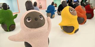 GROOVE Xが発表した家族型ロボット「LOVOT(ラボット)」=18日、東京都中央区(寺河内美奈撮影) GROOVE Xが発表した家族型ロボット「LOVOT(ラボット)」=18日、東京都中央区(寺河内美奈撮影)
