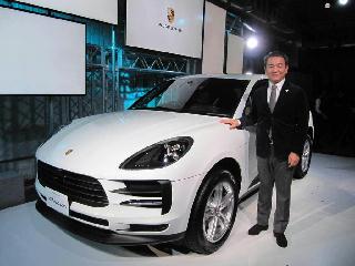 新型「マカン」を紹介するポルシェジャパンの七五三木敏幸社長＝１９日、東京都品川区（臼井慎太郎撮影）
