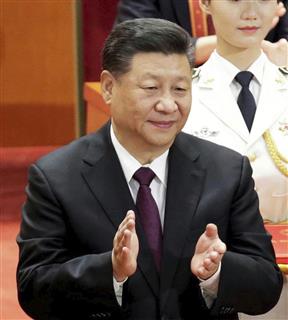 中国の改革開放政策の４０周年記念大会で拍手する習近平国家主席＝１８日、北京の人民大会堂（共同）