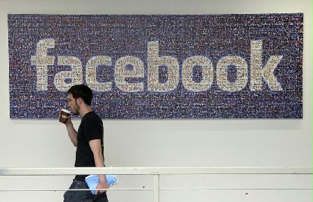 フェイスブックのロゴ＝米カリフォルニア州メンローパーク（ＡＰ）