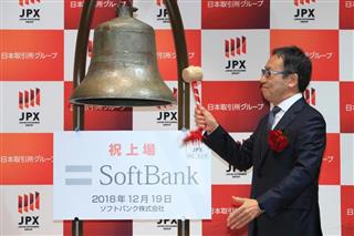 東証１部に上場し、セレモニーで鐘を鳴らすソフトバンクの宮内謙社長＝１９日午前、日本橋兜町の東京証券取引所