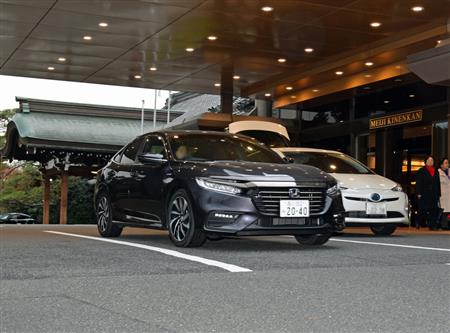 ホンダの新型「インサイト」。右の白いクルマはトヨタ・プリウス