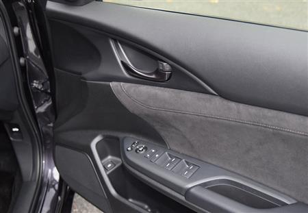 ドアトリムに配したダブルステッチ加工のソフトパッド