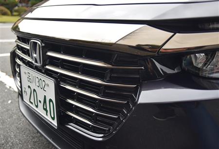 ブラッククロームメッキ加工を施した専用フロントグリル