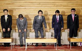 閣議に臨む（左から）石井国交相、茂木経済再生相、安倍首相、麻生財務相、河野外相＝２１日午前、首相官邸